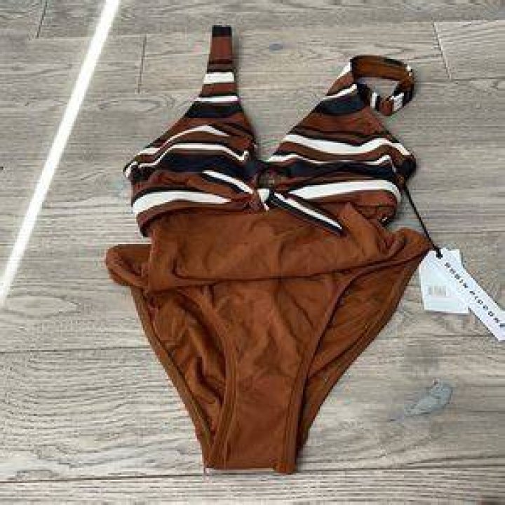 19 Hot Robin McGraw Bikini Pics