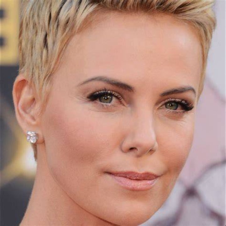 20 Best Cropped Pixie Haircuts for a Round Face