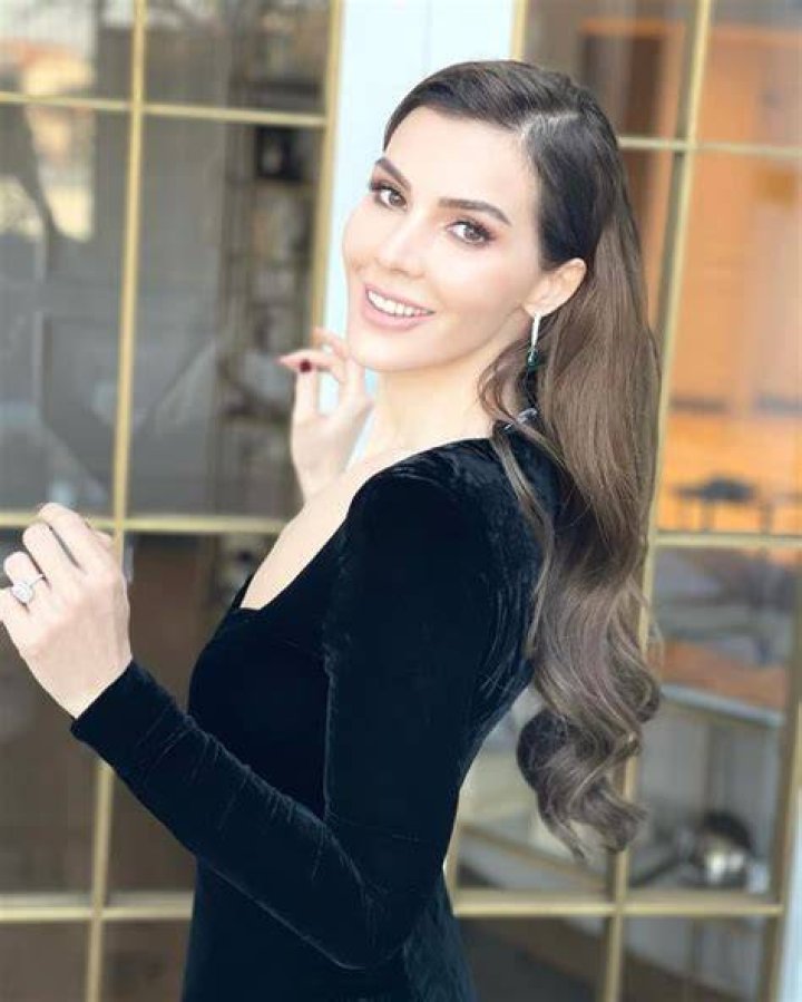 Hatice Sendil during her shoot (Source Pinterest)