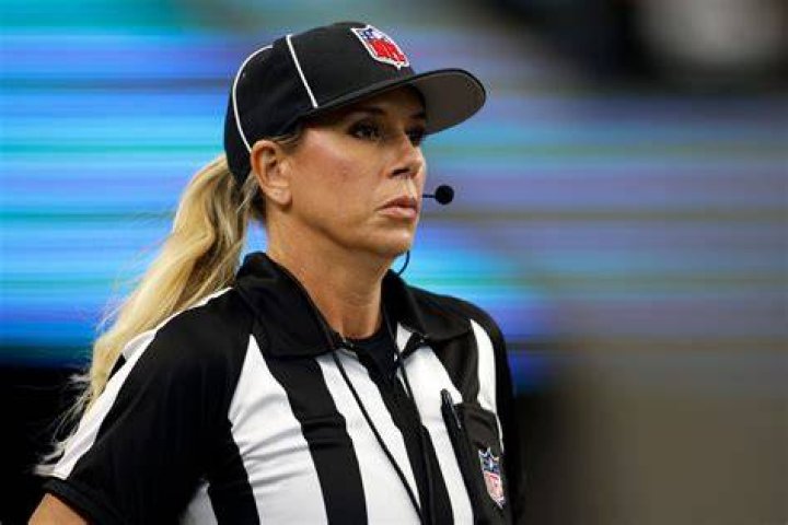 How much does the NFL female referee make?