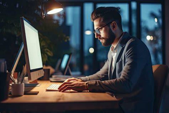 Person using a Windows PC
