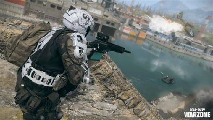 Warzone Operator aiming weapon